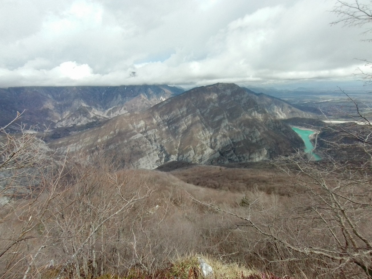 Il monte Fara, a sinistra Andreis, a destra il lago di Ravedis