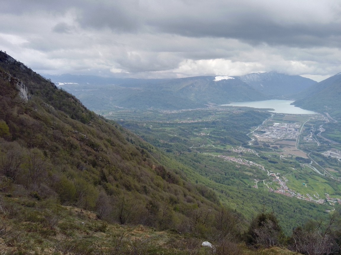 Vista verso il bivacco è il lago di Santa Croce